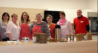 Das Team von Haus Marillac zusammen mit Ulrike Schaider (2.v.r.), Heimleitung und der Leitung des ambulanten Pflegedienstes der Caritas Sozialstation, Annette 